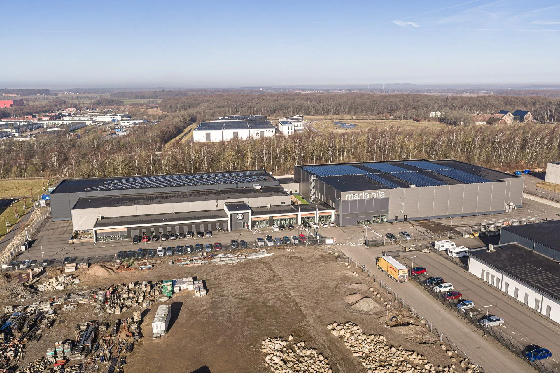 Flygfoto över Maria Nilas logistikbyggnad med solpaneler på taket i Helsingborg