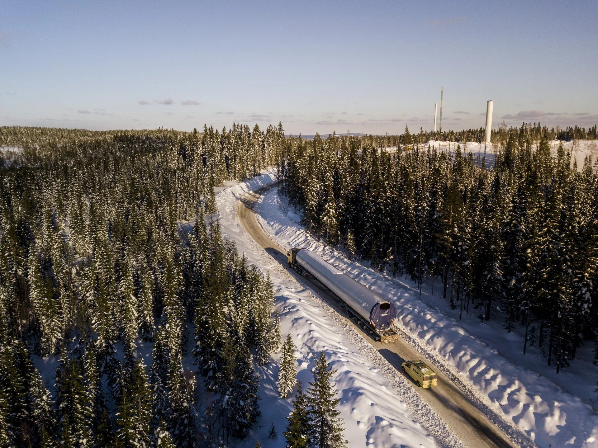 Transport av vindkraftverkstorn genom vinterskog mot Eolus vindpark