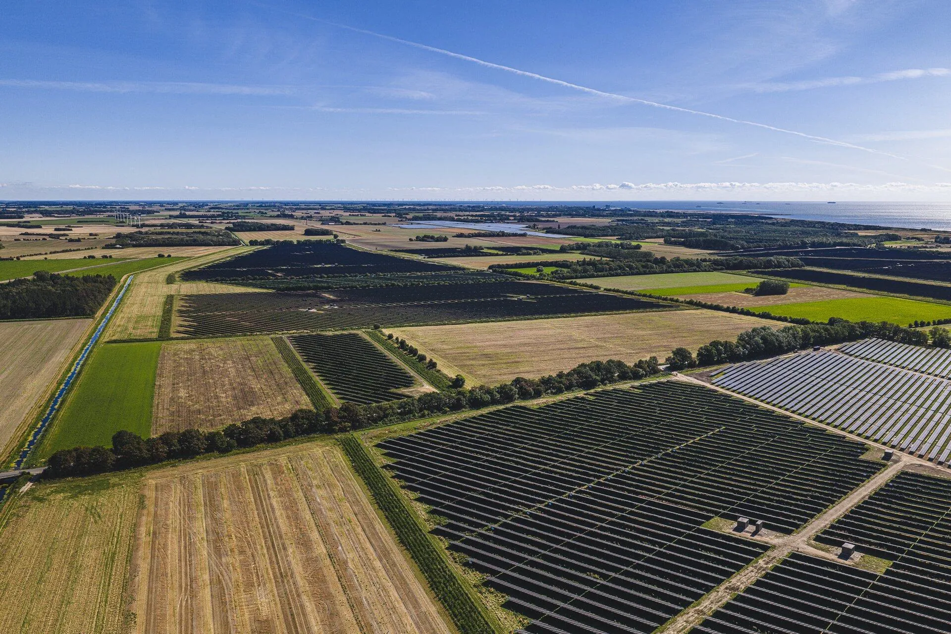 Flygfoto över Lidsø solpark med Östersjön i bakgrunden