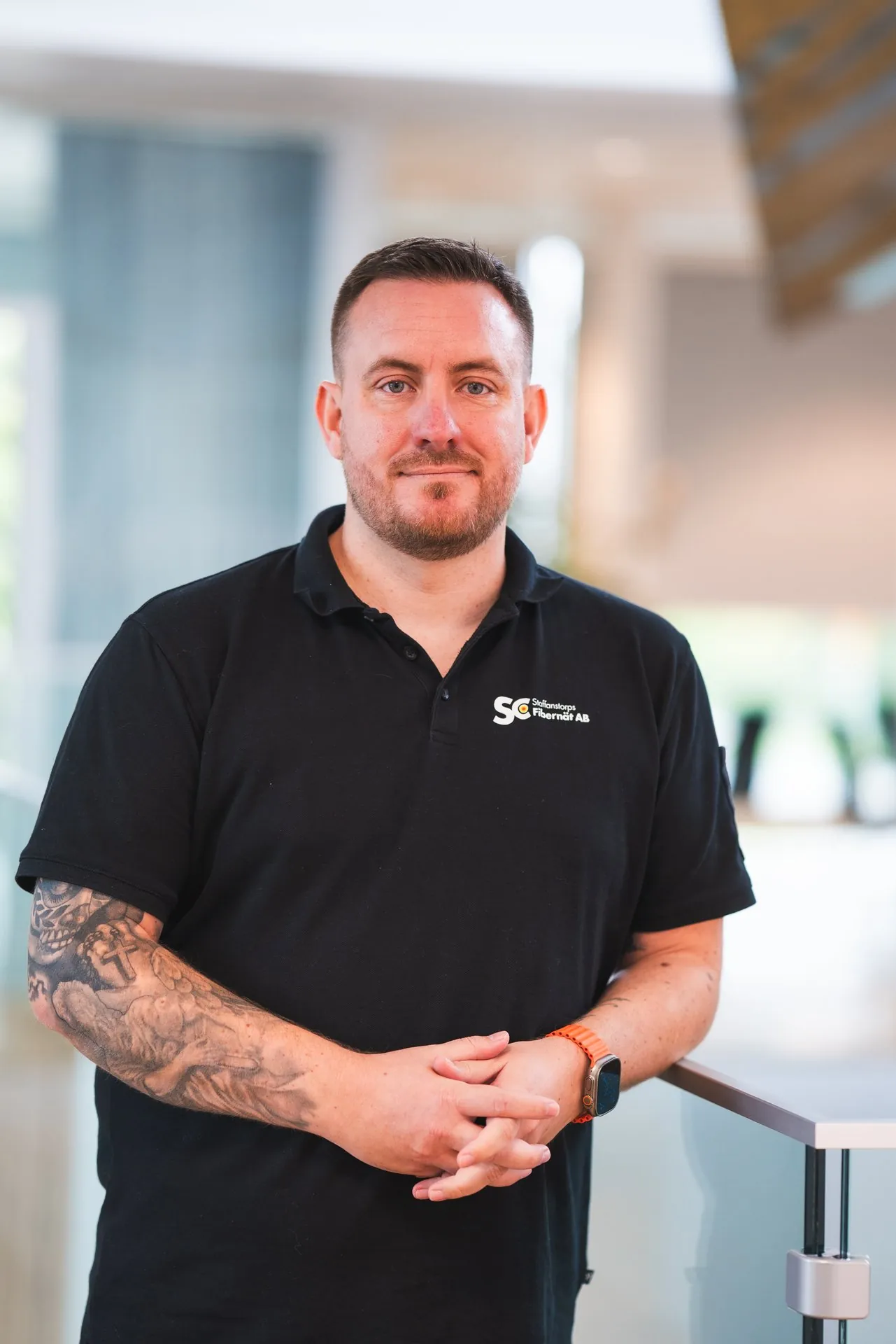 Portrait of a Staffanstorps Fibernät employee in bright office light