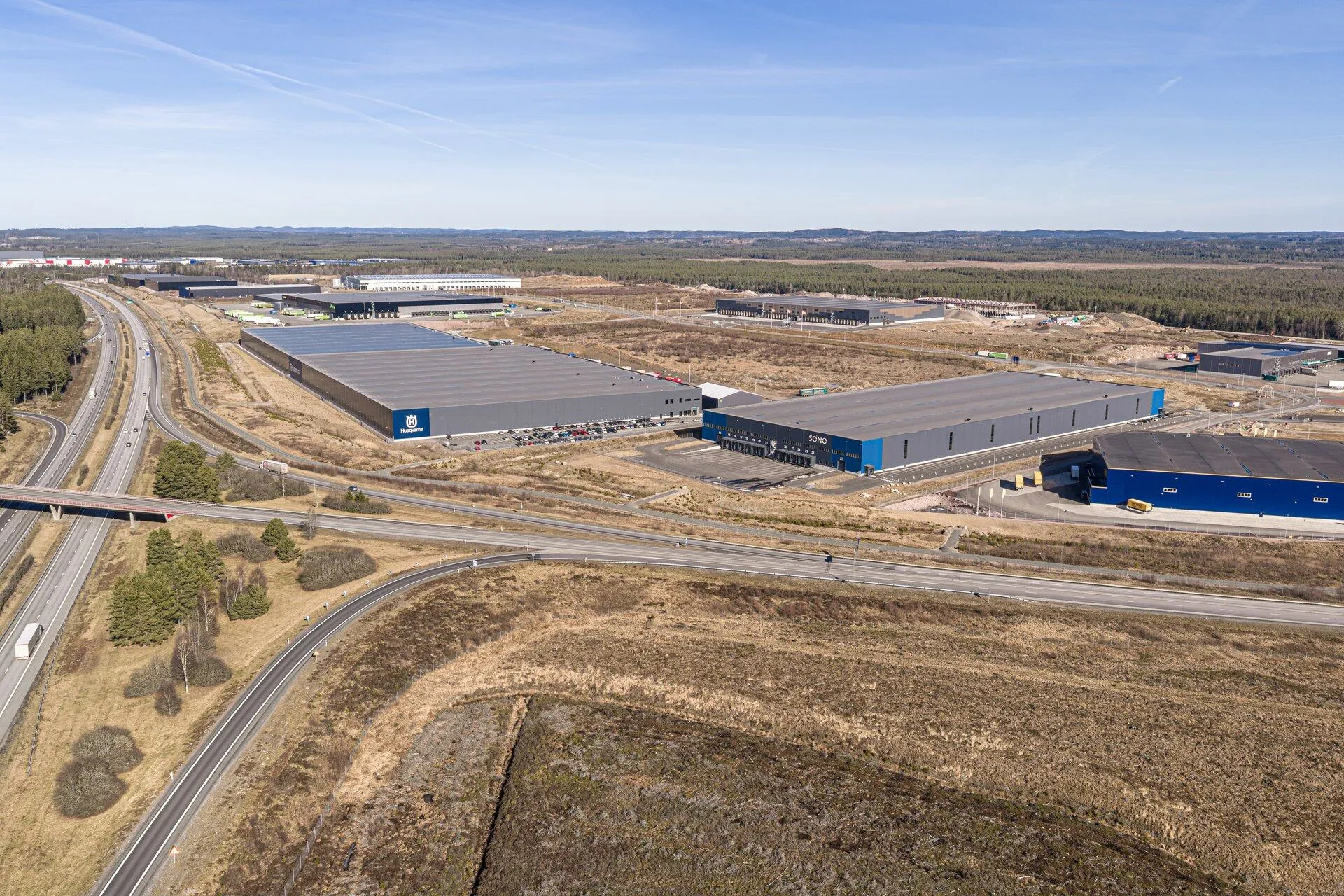 Flygfoto över Husqvarnas och Sonos logistikbyggnader i Jönköping