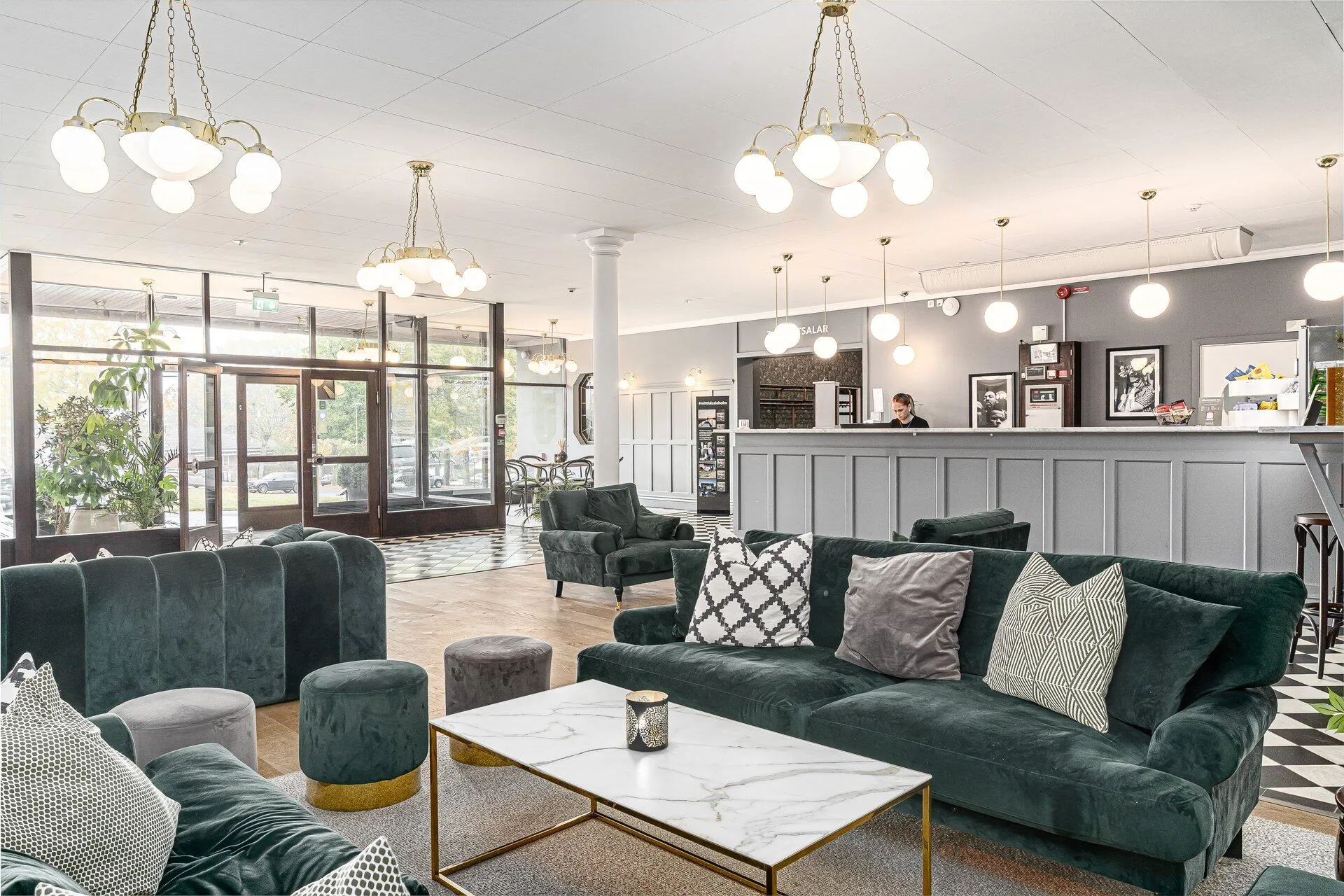 Lobbyn på Kurhotellet i Tyringe med gröna sammetssoffor och kristallkronor