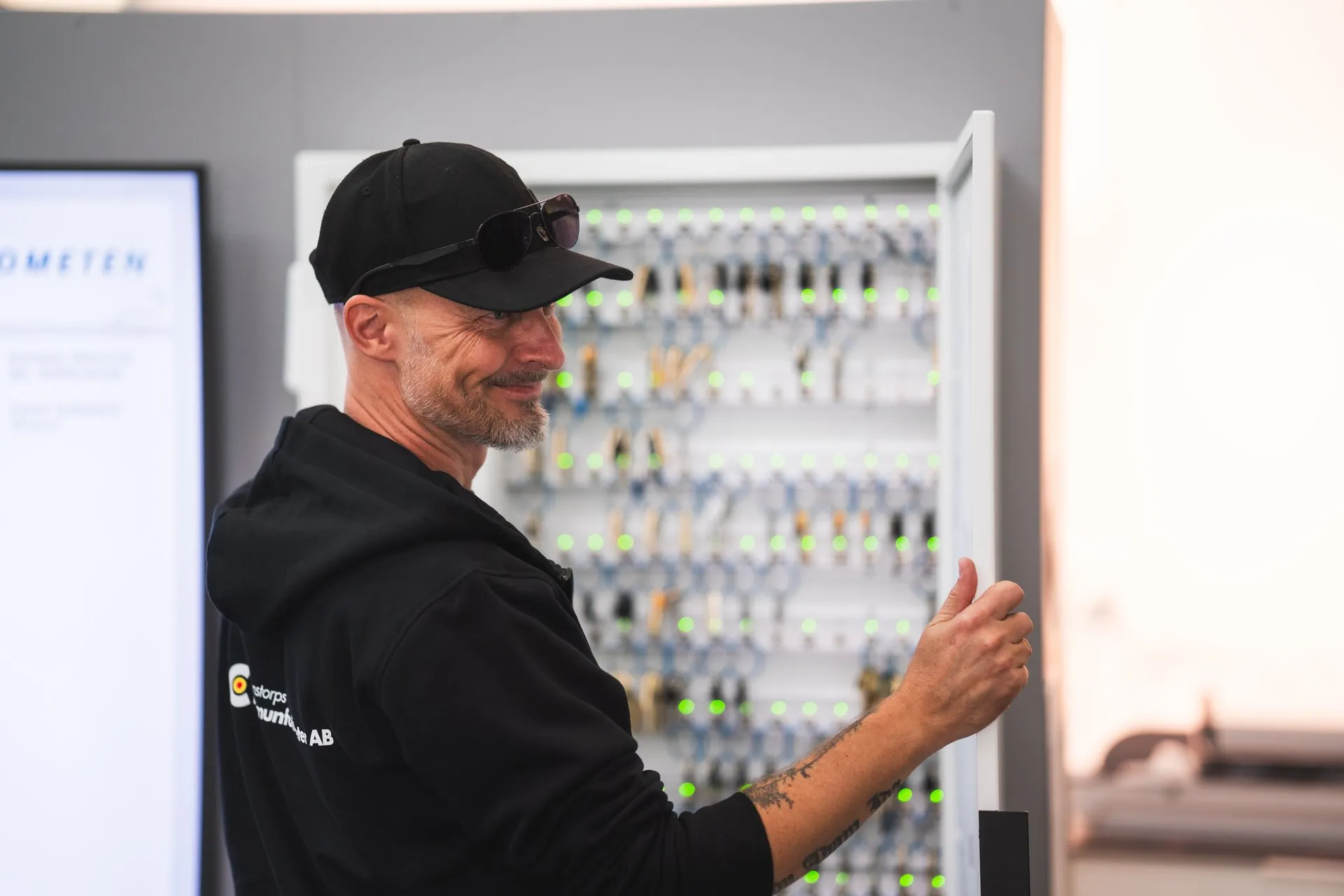 Staffanstorps Kommunfastigheter employee opening the electronic key cabinet