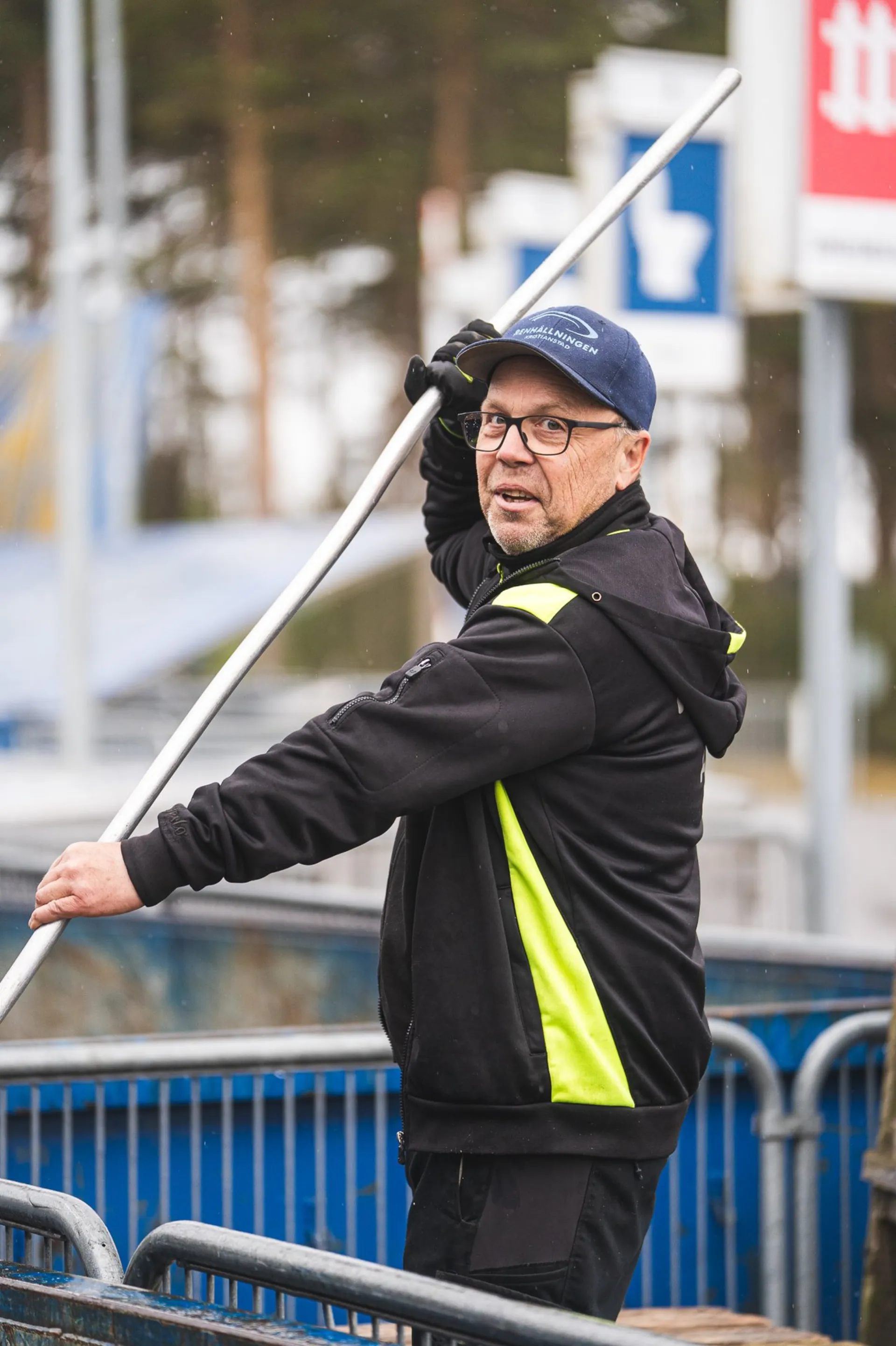Trädgårdsavfall töms från brunt kärl i baklastaren