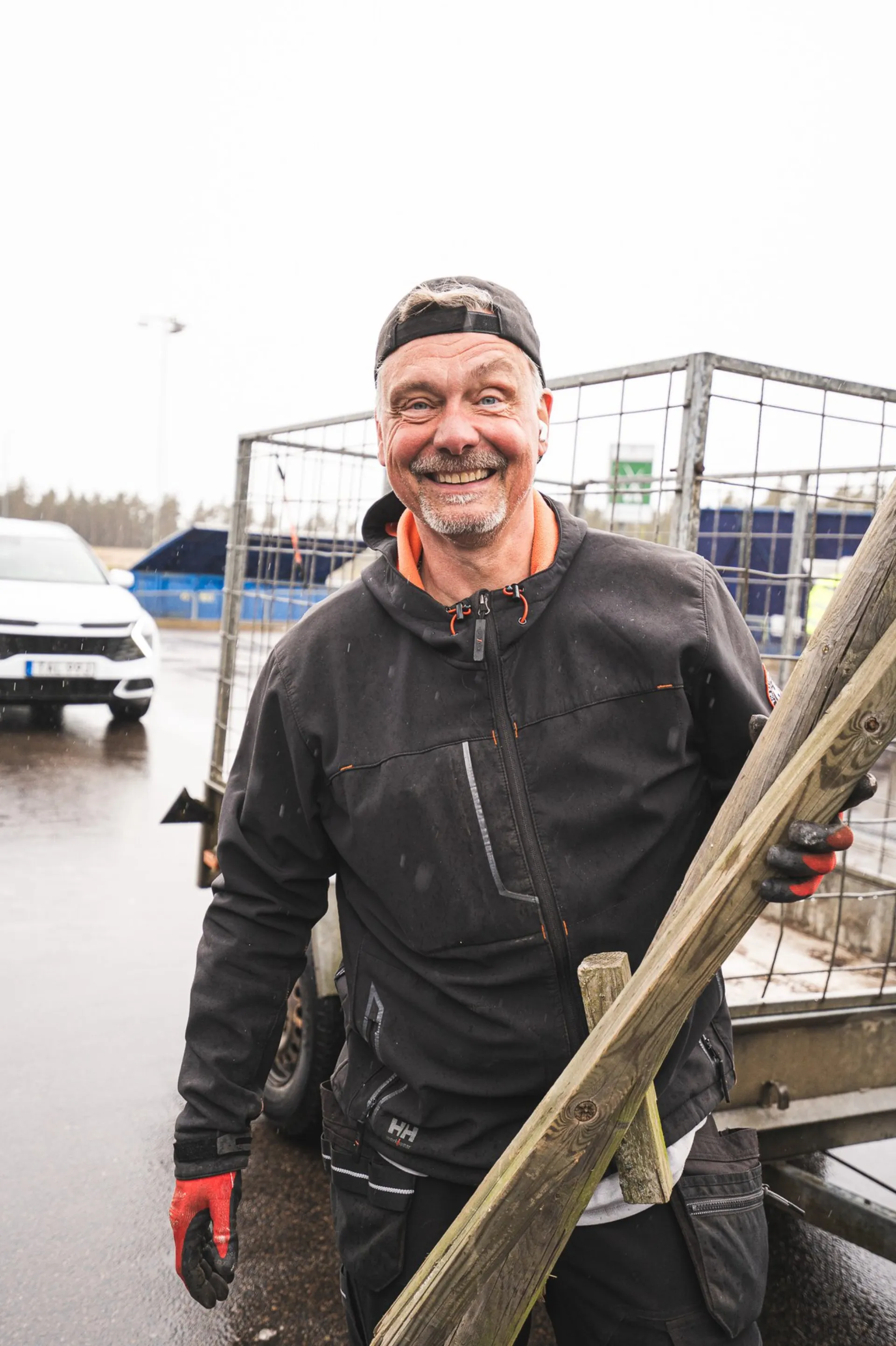 Renhållningsarbetare manövrerar ett kärl bredvid sopbilen