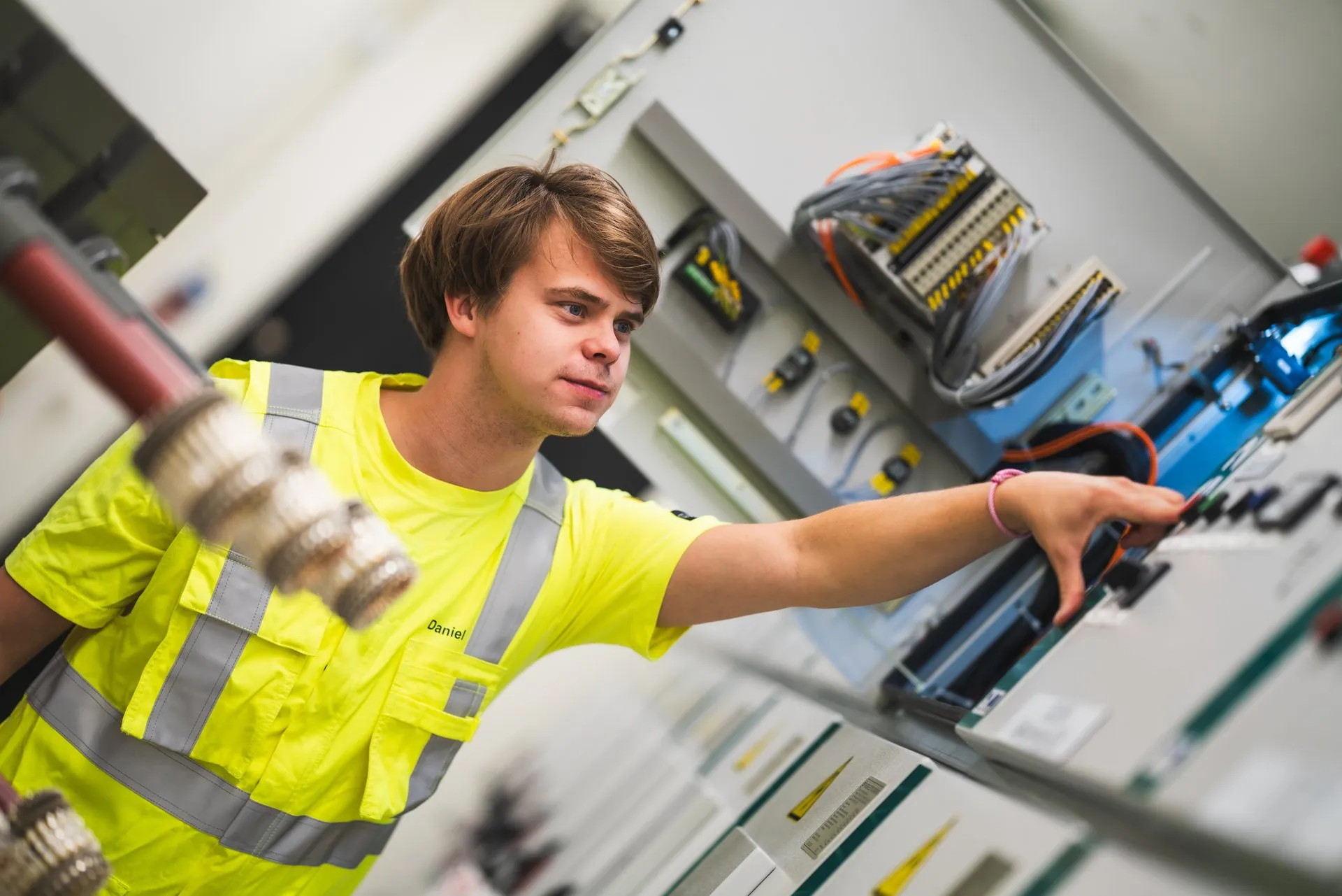 Staffanstorps Energi employee in hi-vis clothing at the switchgear in Östra station