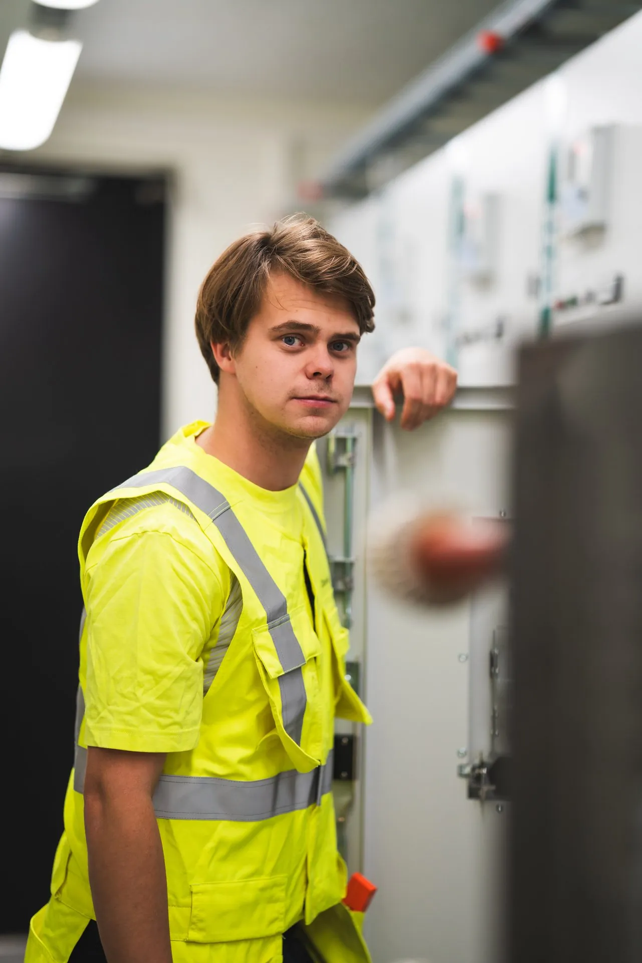 Portrait of a Staffanstorps Energi employee in the switchgear room at Östra station