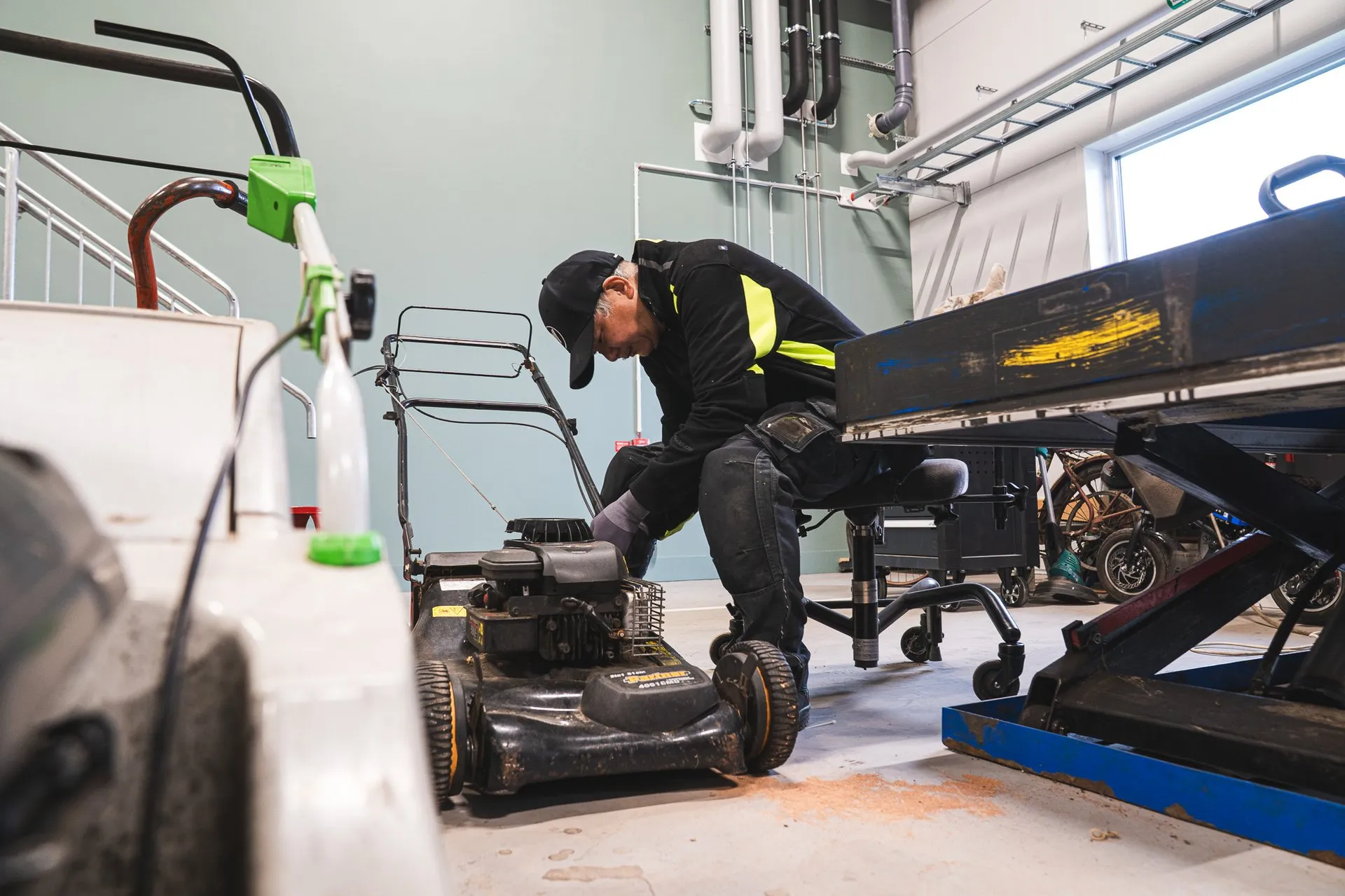 Skylt med Plastförpackningar vid blå container på återvinningscentralen i Kristianstad