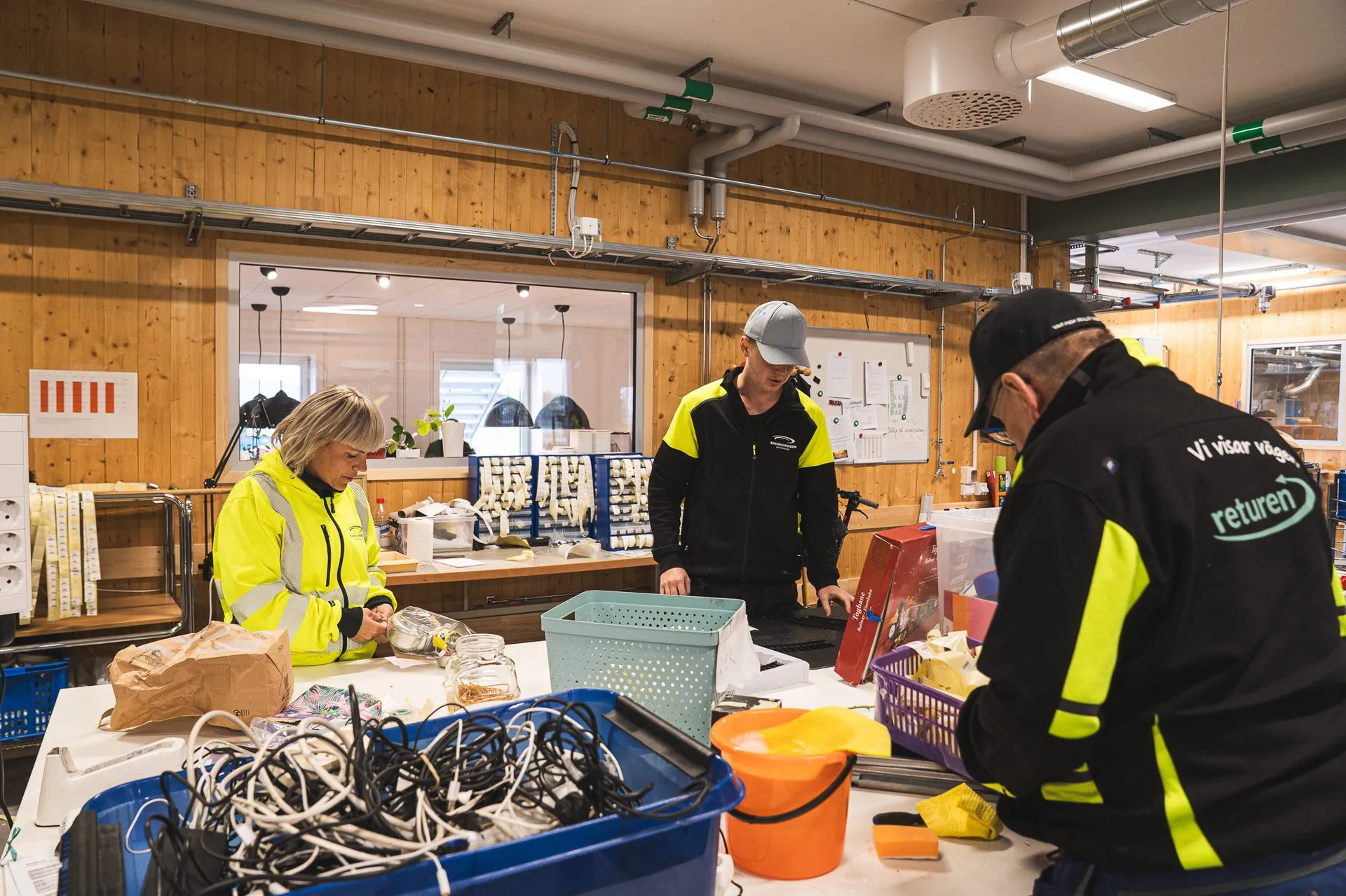 Bilar i rampen vid återvinningscentralens olika fraktioner