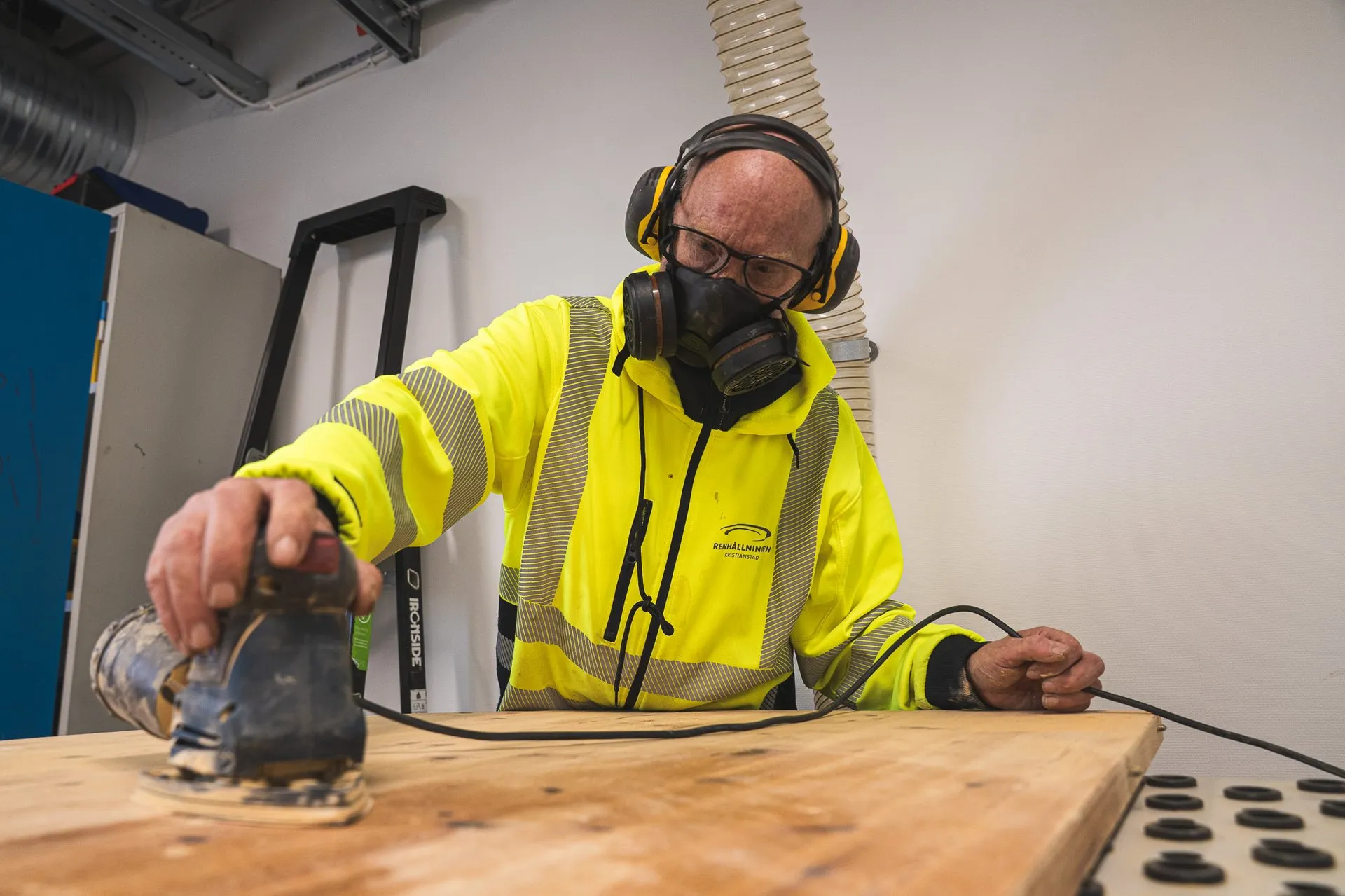 Personal vägleder besökare till rätt container på återvinningscentralen