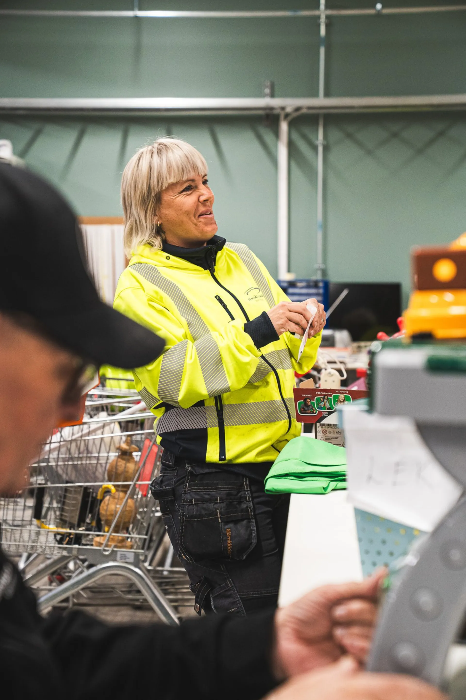 Personal i Renhållningens kontor i samtal vid skrivbord