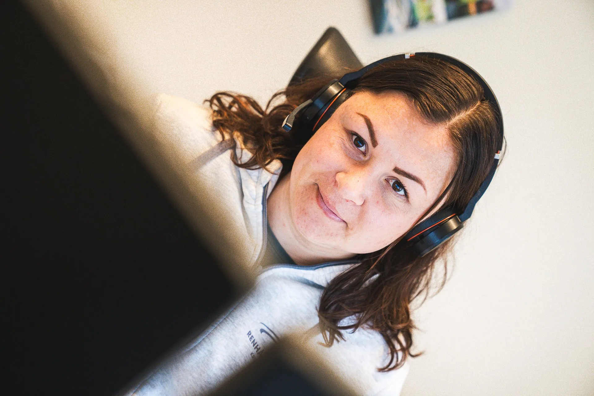 Leksaker och spel sorteras på arbetsbänk i daglig verksamhet på Returen