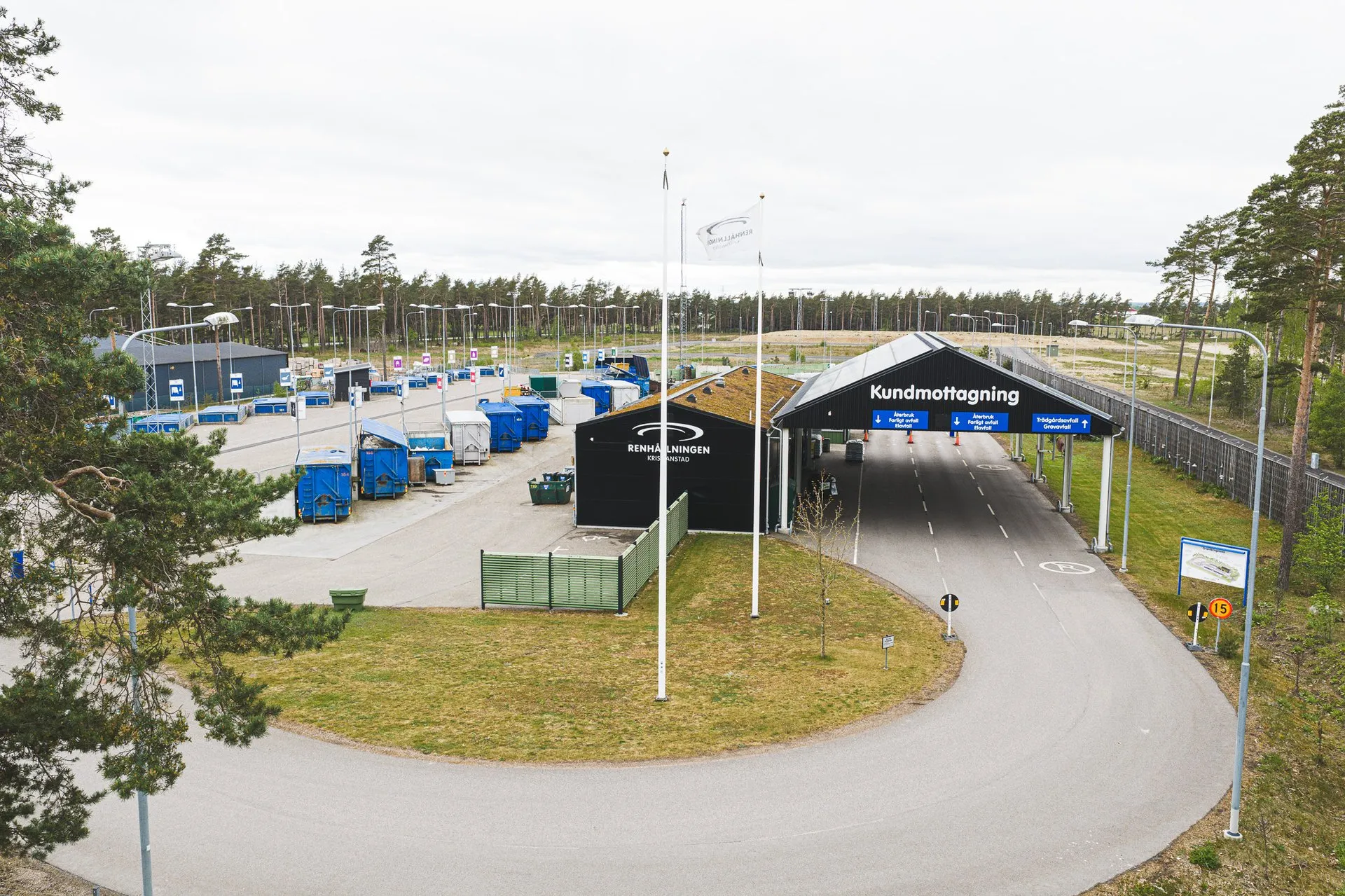 Personal och deltagare i daglig verksamhet arbetar tillsammans på Returen