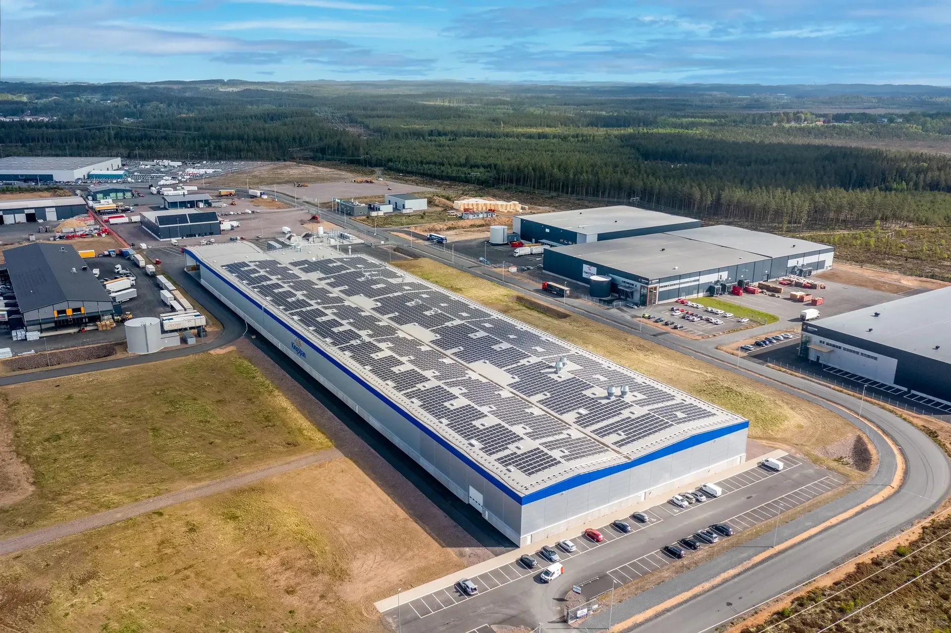 Flygfoto över solcellsanläggningen på Kingspans logistikbyggnad i Stigamo utanför Jönköping