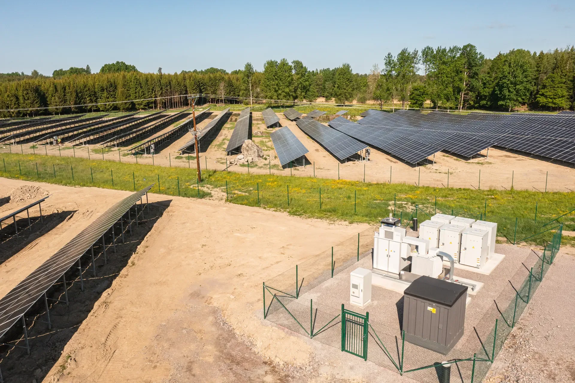 Växelriktare och transformatorstation innanför stängslet i Chara-park utanför Katrineholm