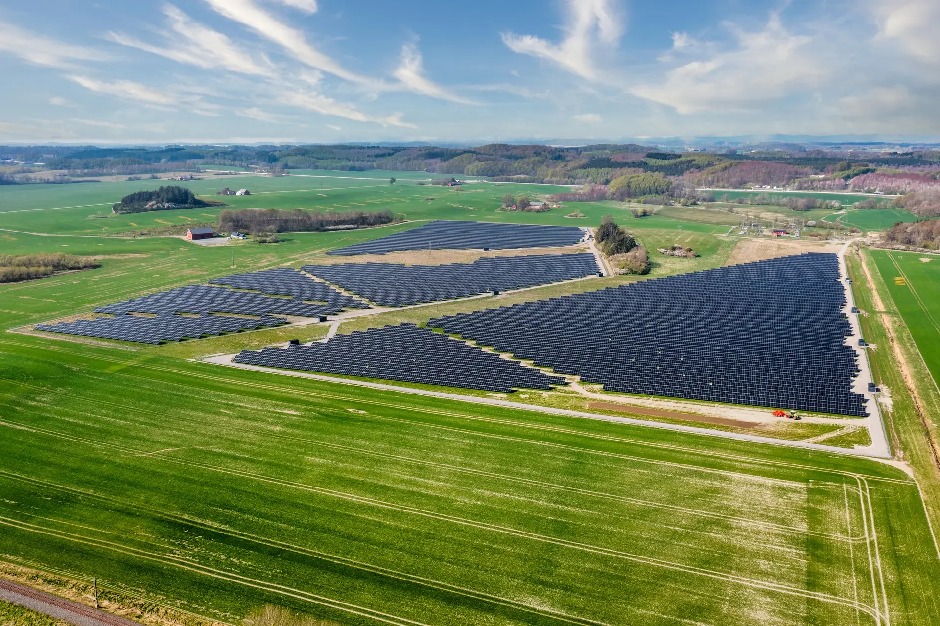 Flygfoto över solparken i Skurup omgiven av gröna åkrar