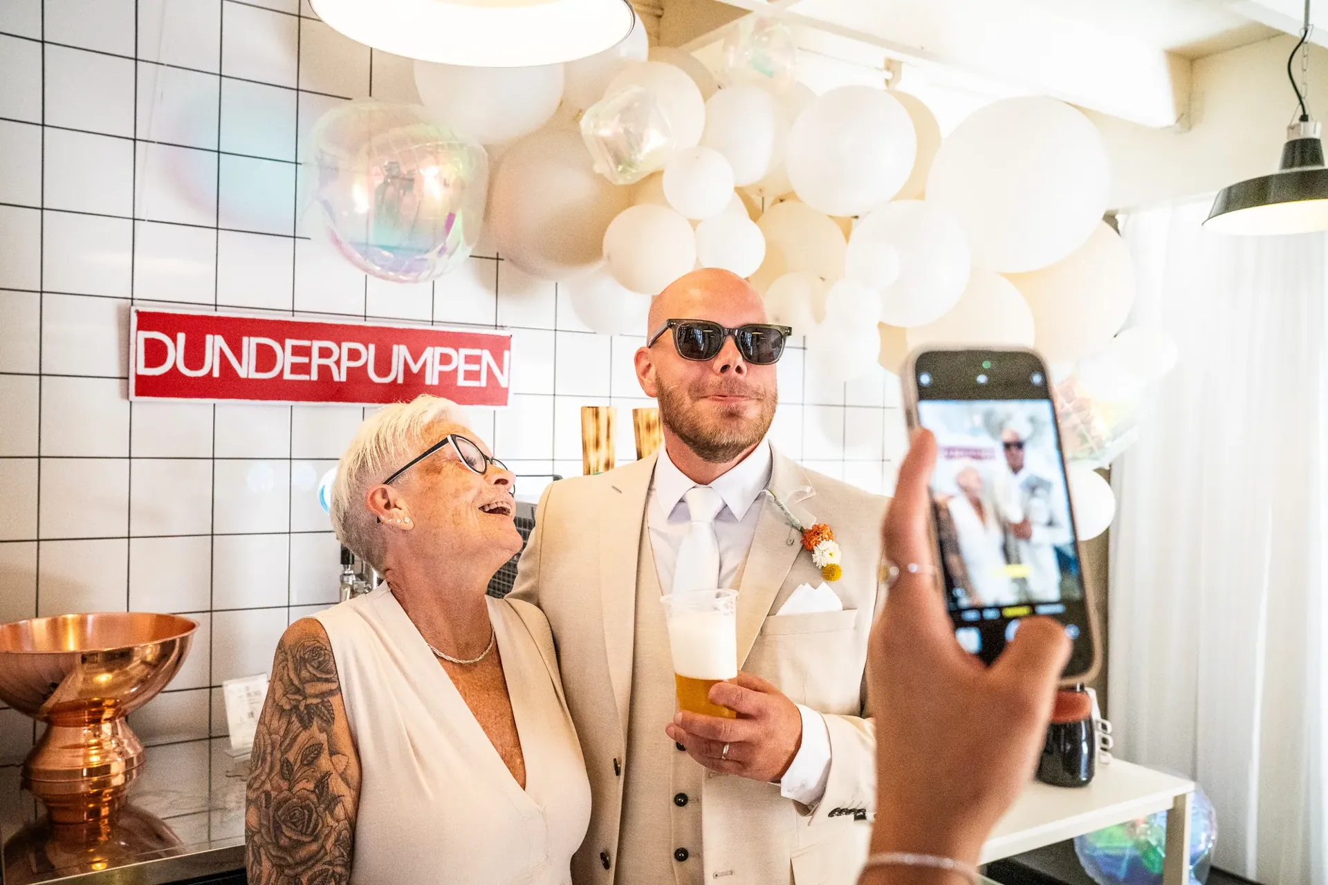 Bröllopsfest i baren med ballonger och gäster på Bjära gård i Vinslöv