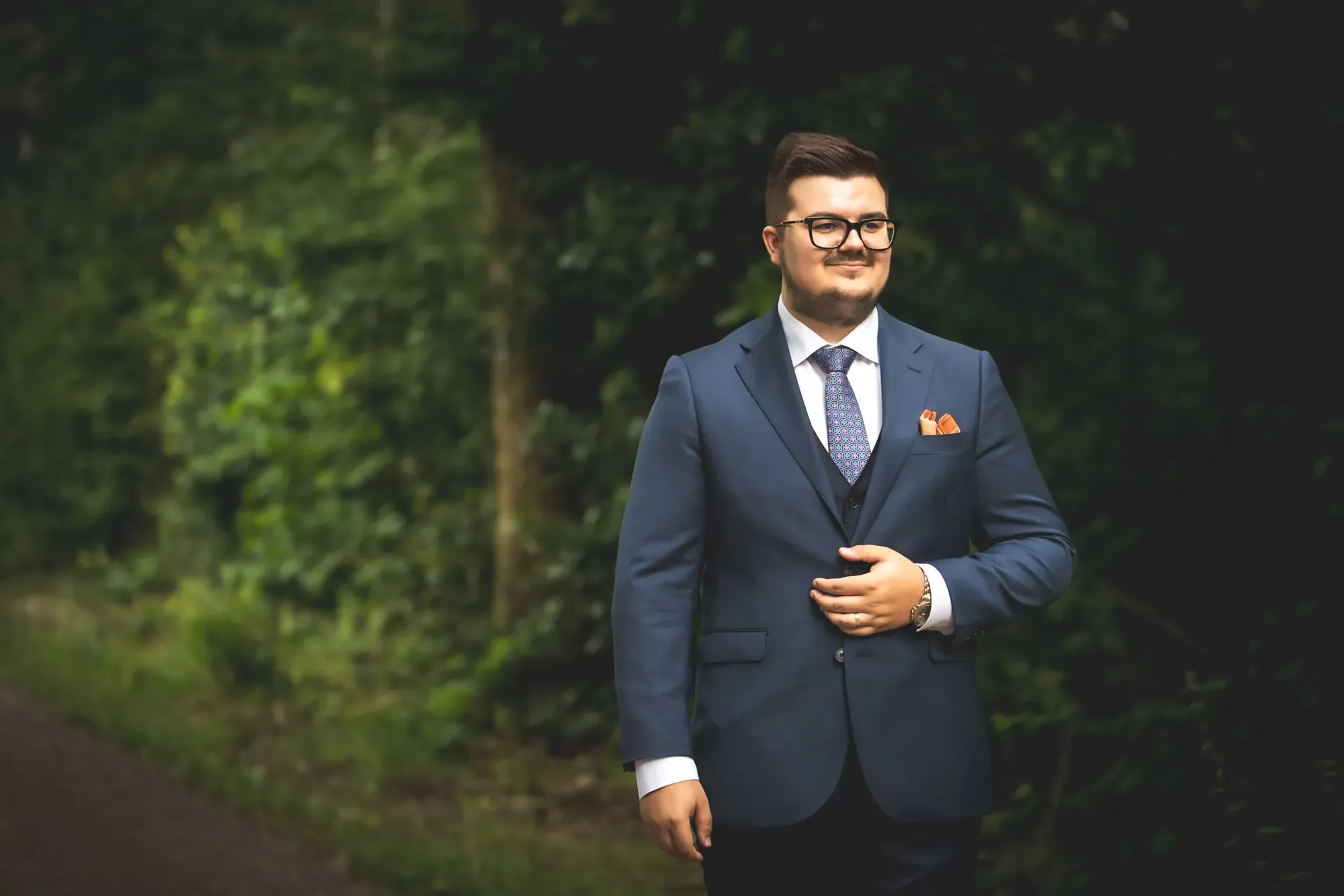 Brudgummen på skogsvägen i Fulltofta