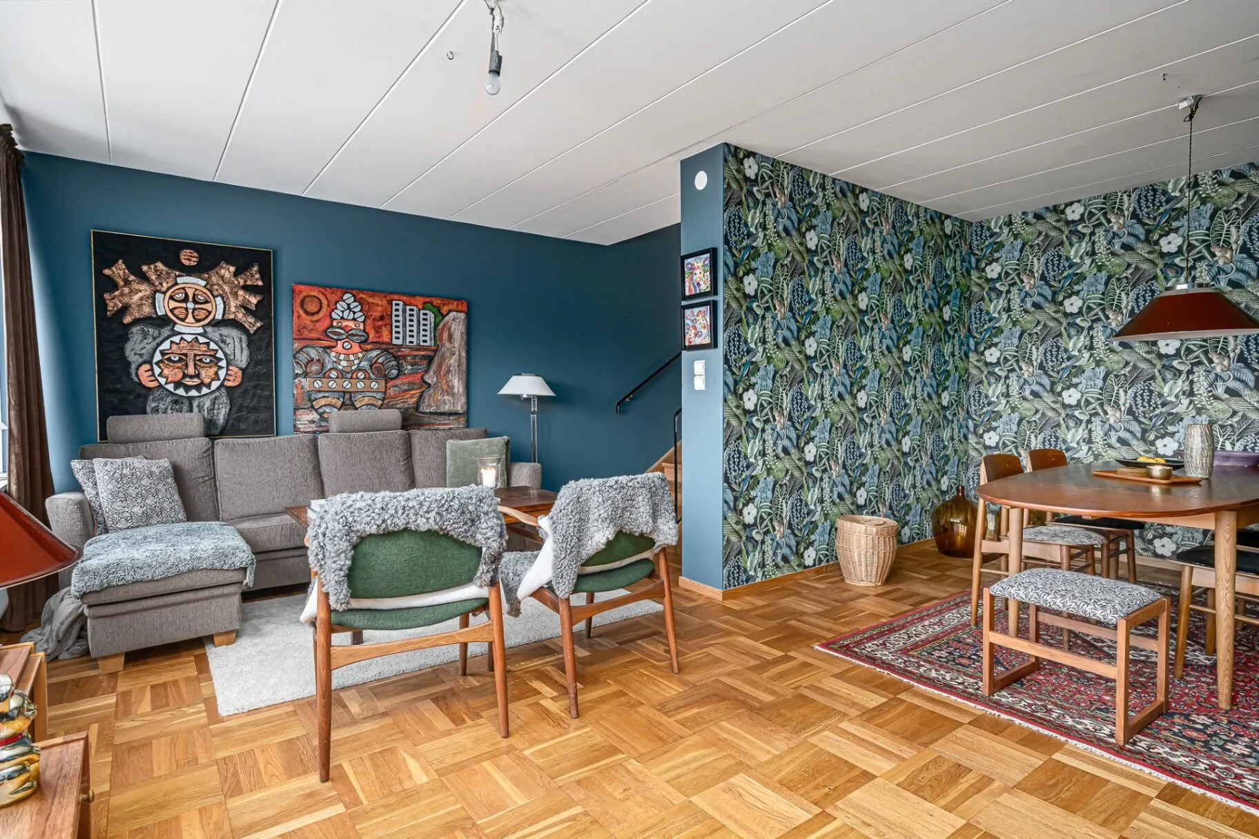 Vardagsrum med tapetserad matplats och parkettgolv fotograferat åt HusmanHagberg