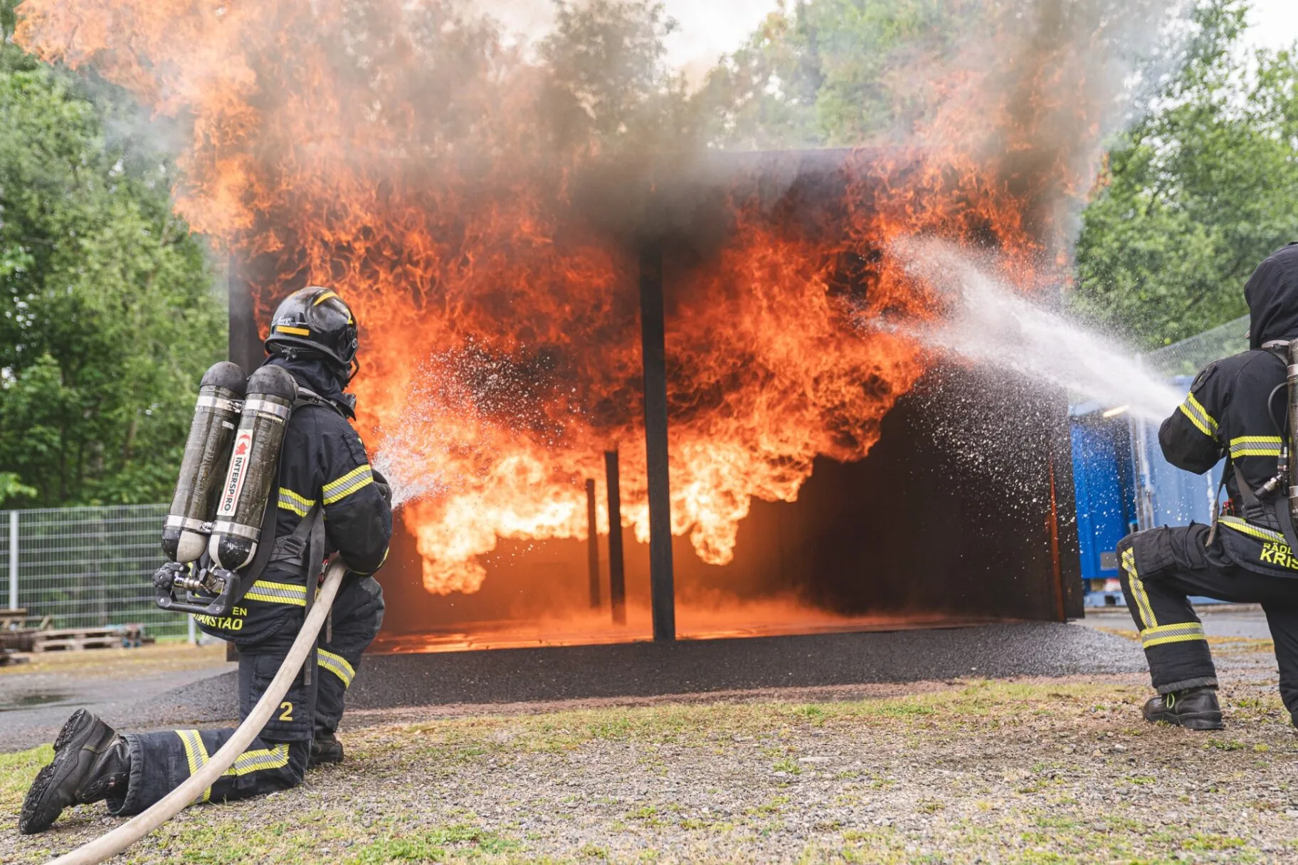 Brandmän släcker fullt utvecklad brand under räddningsövning