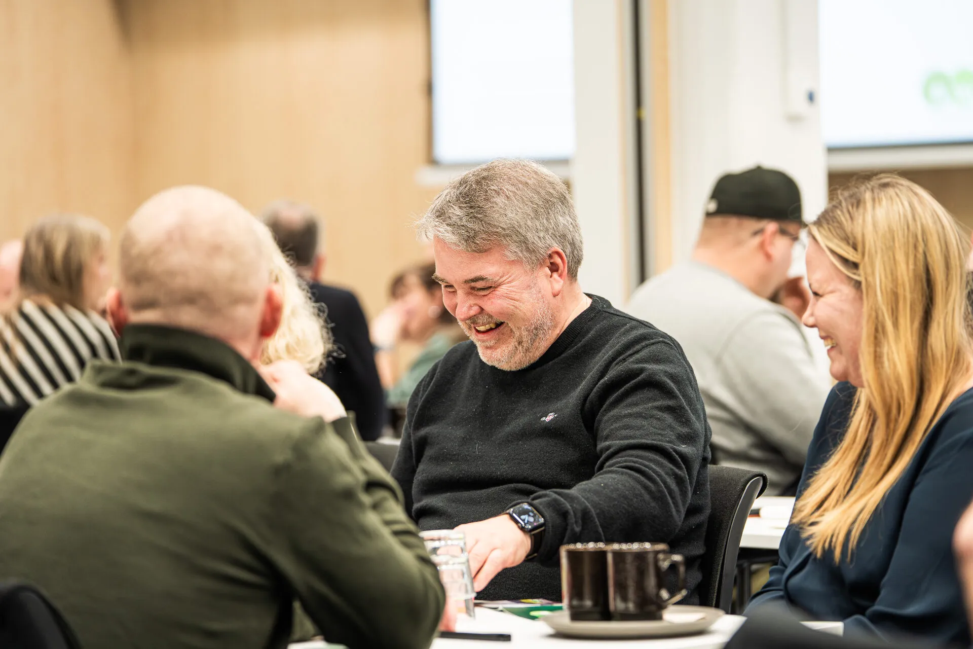 Skratt och samtal kring bordet under PWS Nordics kickoff