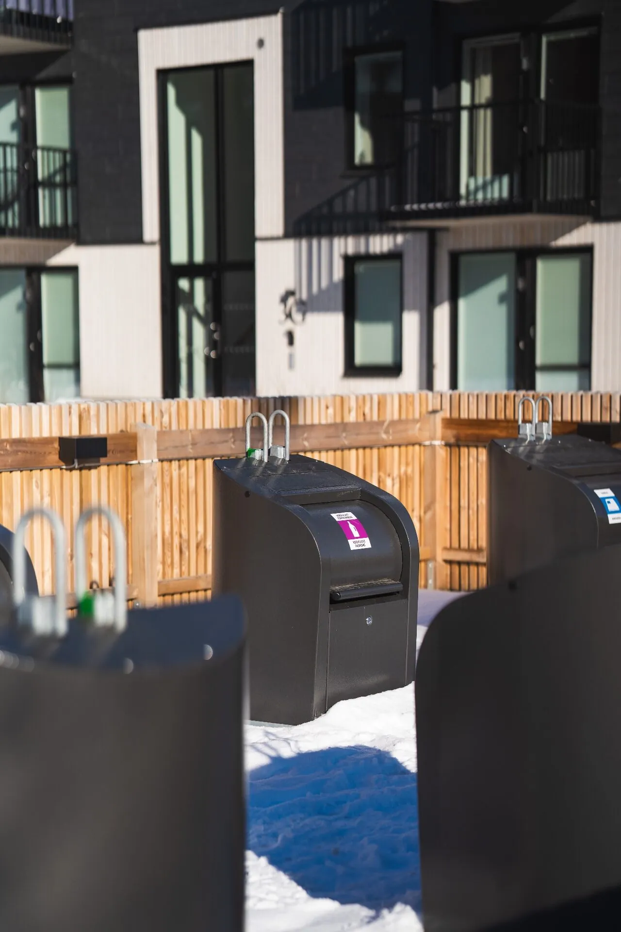 Detaljbild av sopsugsstation vid bostadshus i vintermiljö