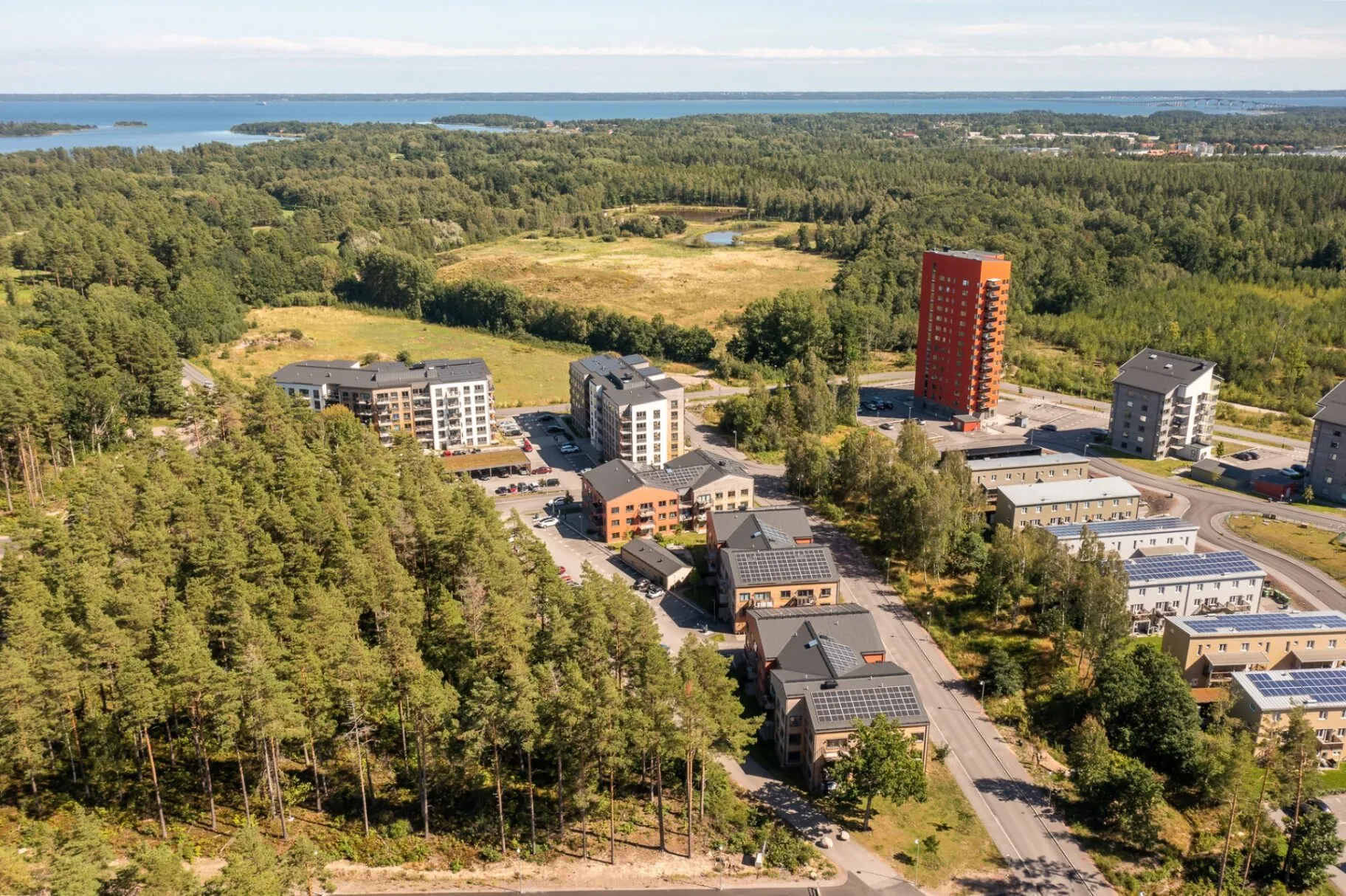 Flygfoto över Kalmars bostadsområde mot Ölandsbron och havet