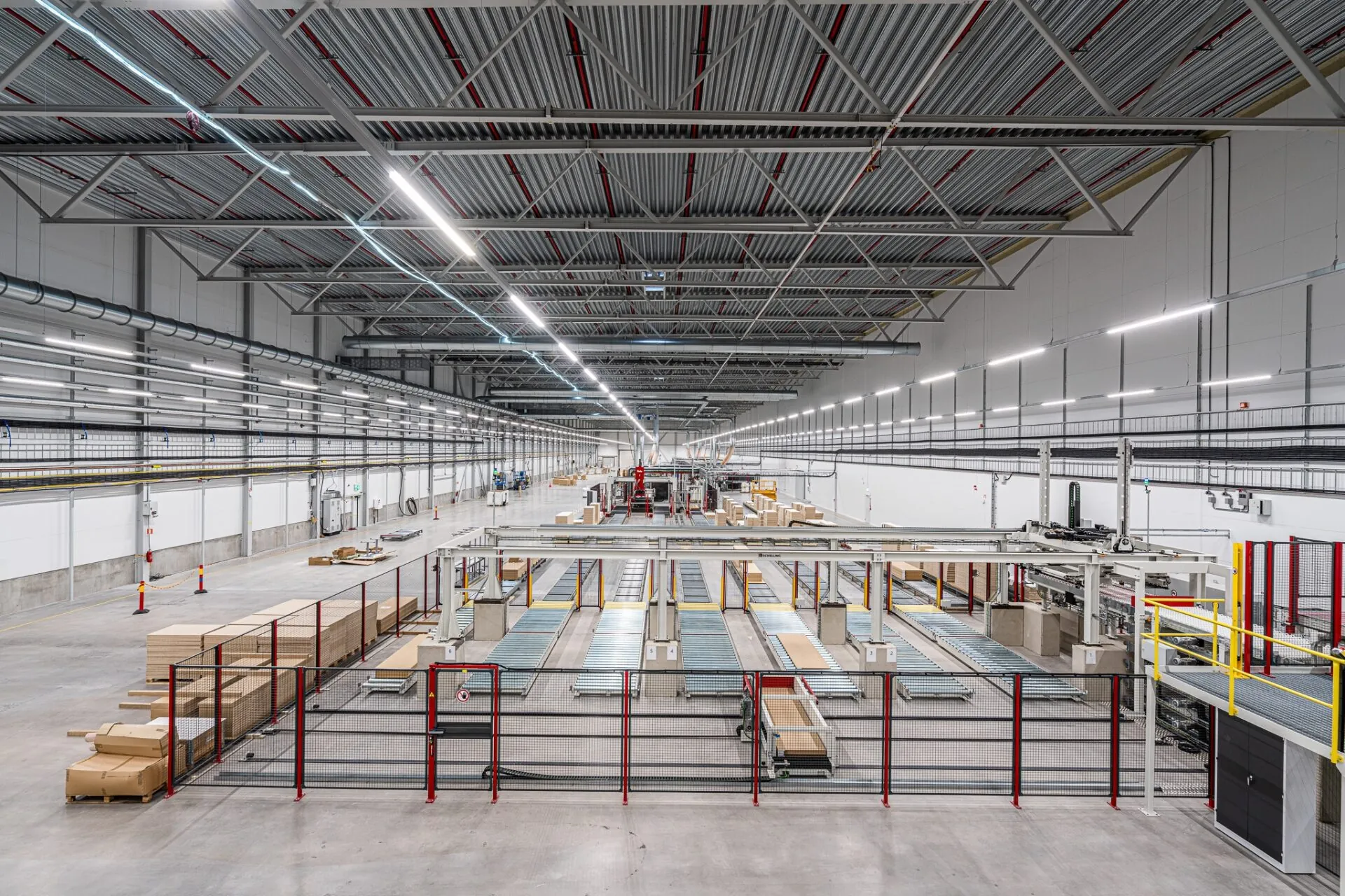 Översikt av produktionslinje med transportband i Nobias fabrik
