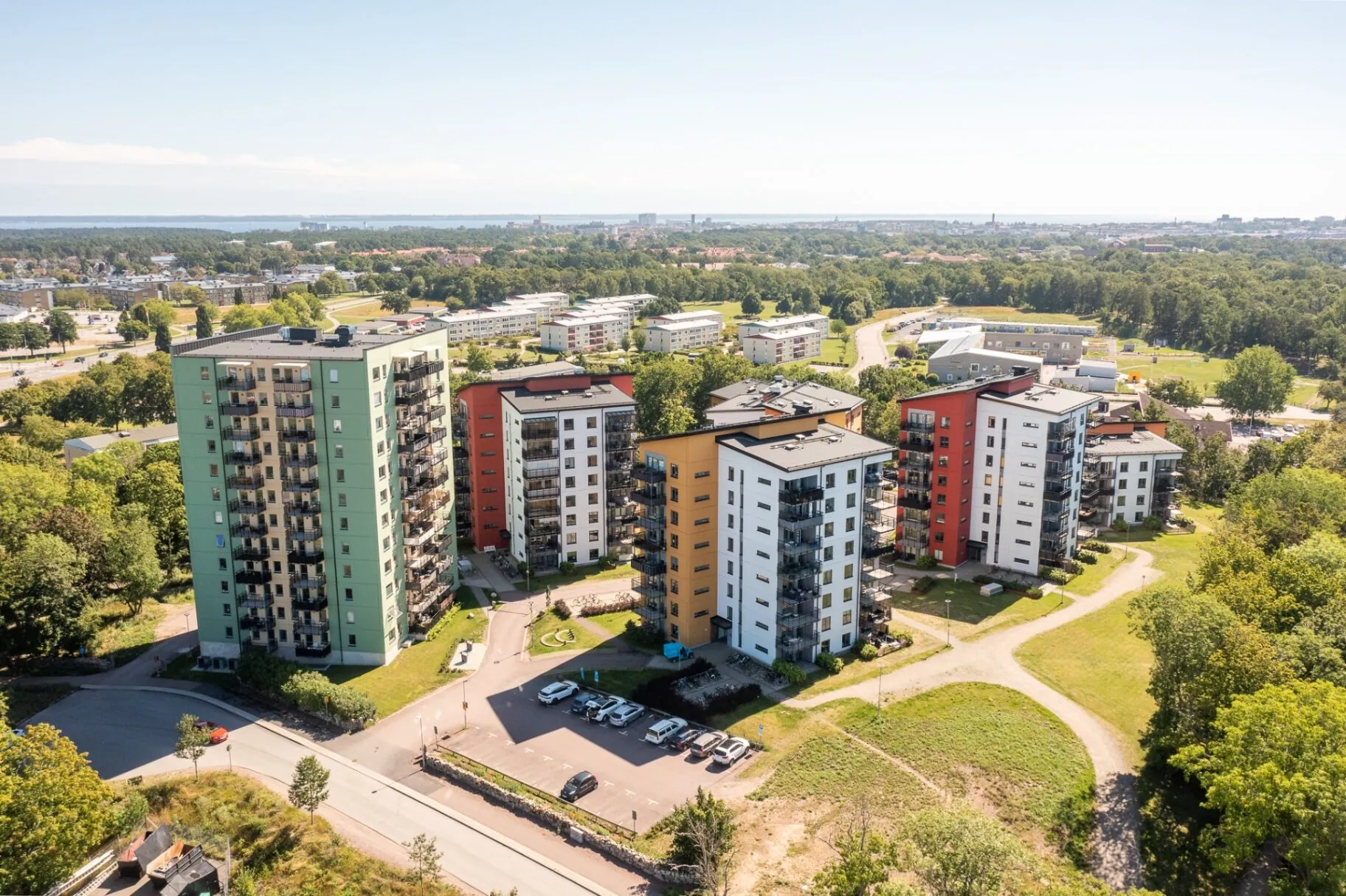 Flygfoto över flerbostadshus med Kalmar och Östersjön i bakgrunden