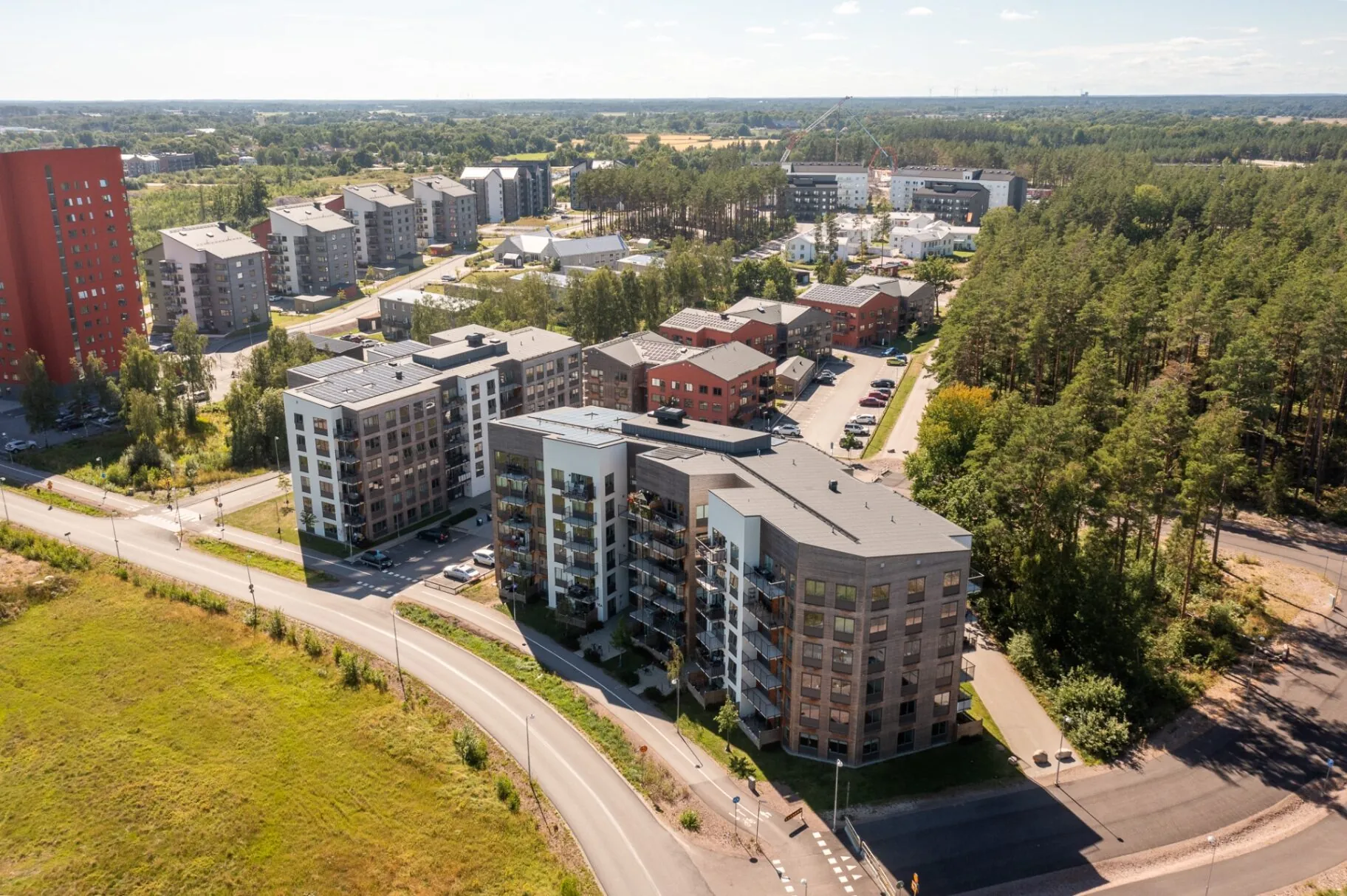 Flygfoto över bostadsområde med flerbostadshus och solpaneler i Kalmar