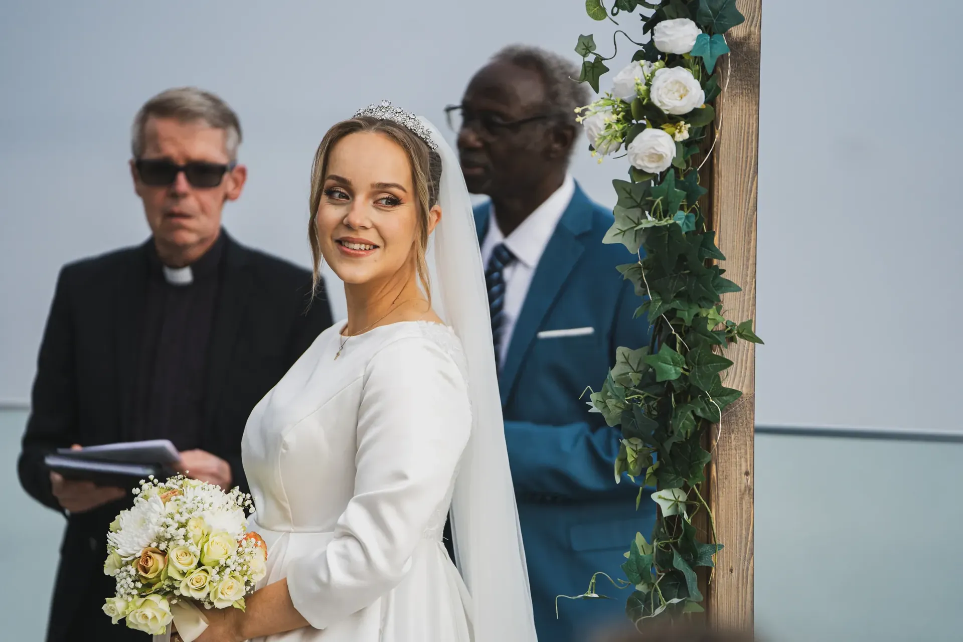 Vigsel under blomsterbåge vid Åhus Seaside utanför Kristianstad
