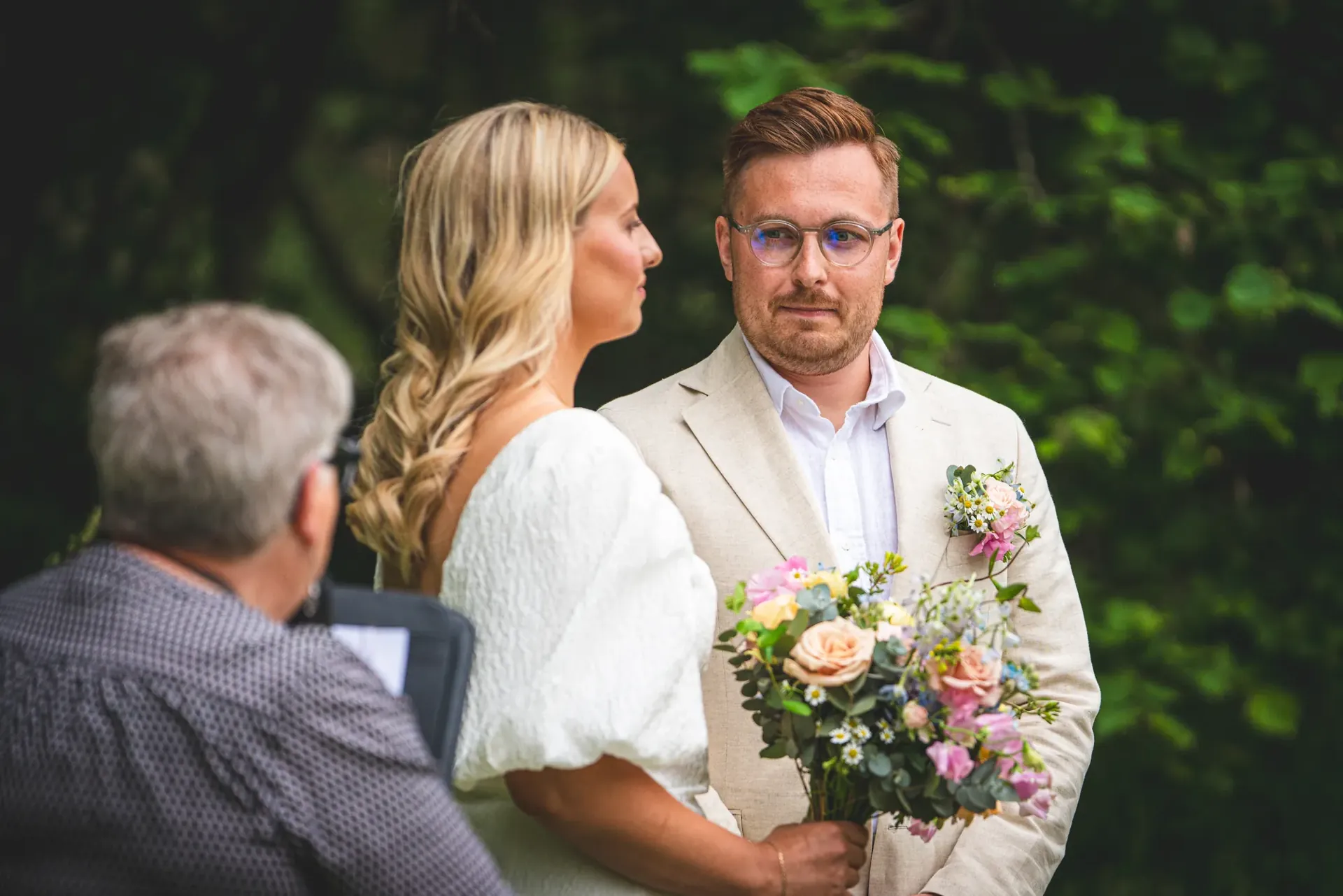 Brudparet under vigseln på Bjära gård utanför Vinslöv